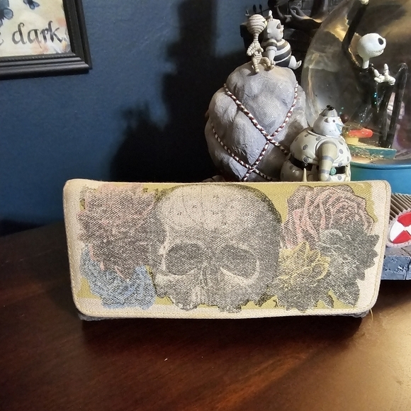 Loungefly Skull Wallet - Picture 1 of 6